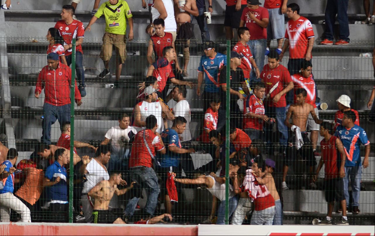 ViolenciaAhora en la jornada pasada se enfrentaron los seguidores de Veracruz contra los de Tigres dejando varios heridos.