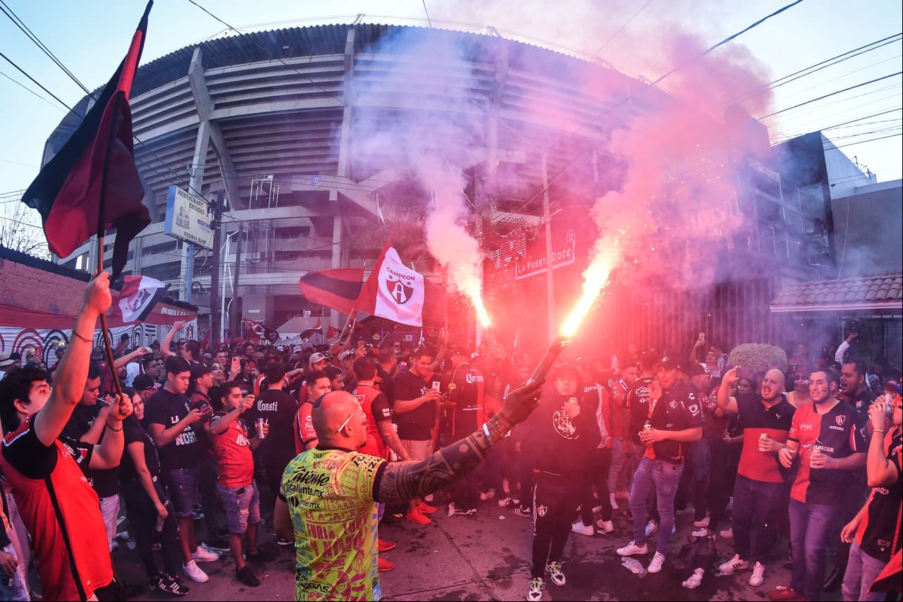 La afición hizo una fiesta afuera del estadio