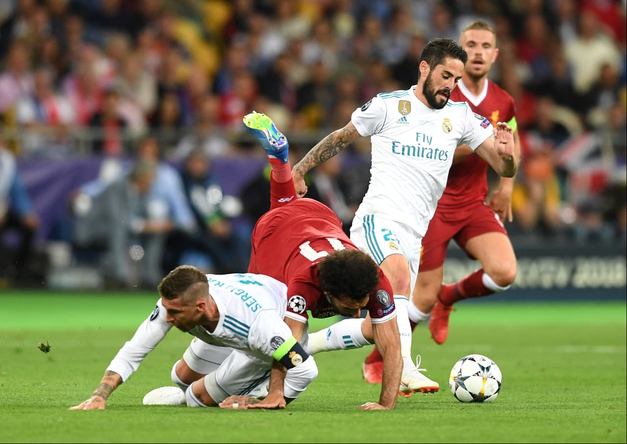 Su brazo derecho quedó atrapado entre el cuerpo de Ramos y en la caída todo su peso recayó sobre el izquierdo.
