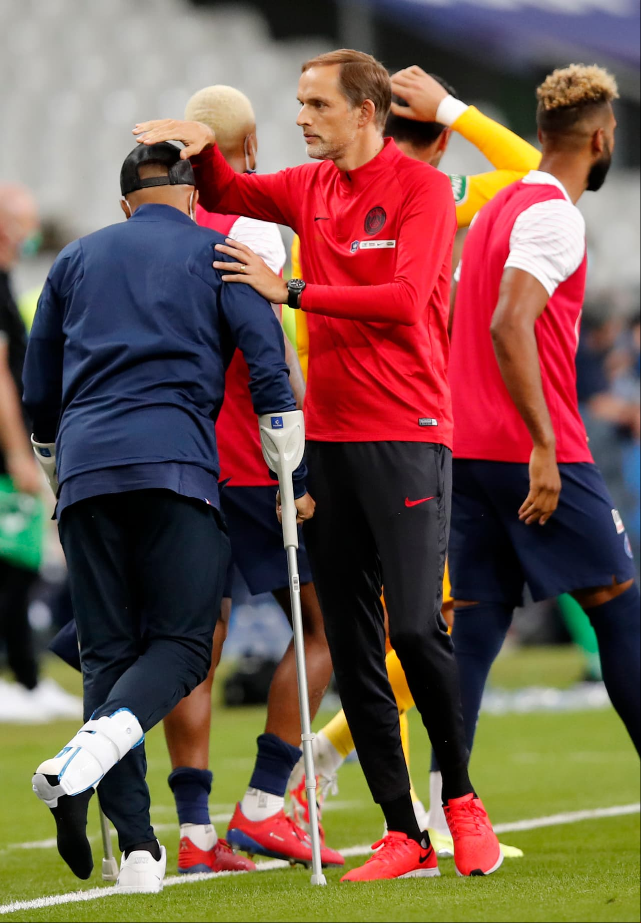 PSG ganaba por la mínima St Etienne por la Copa de Francia. Perrin entró fuerte sobre el pie derecho del francés cuando PSG se lanzaba al ataque. Se armaba la bronca en el terreno de juego y Perrin salió expulsado (31’). Kylian fue atendido dentro de la cancha y tuvo que dejar el partido entre lágrimas. Medios ses afirman que Mbappé sufrió un esguince en su tobillo derecho.