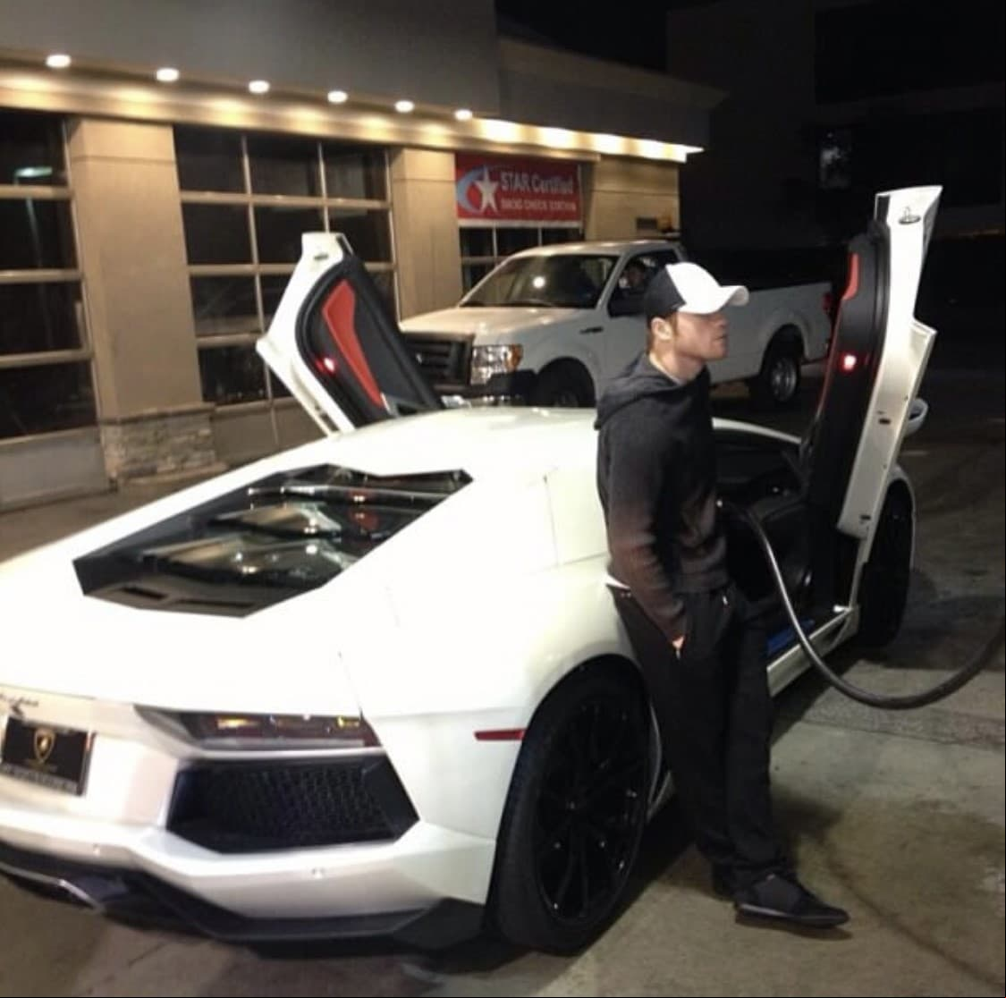 El Lamborghini Favorito de Saúl es el aventador LP700-4 Roadster el cuál esta valorado en 382,200 euros.