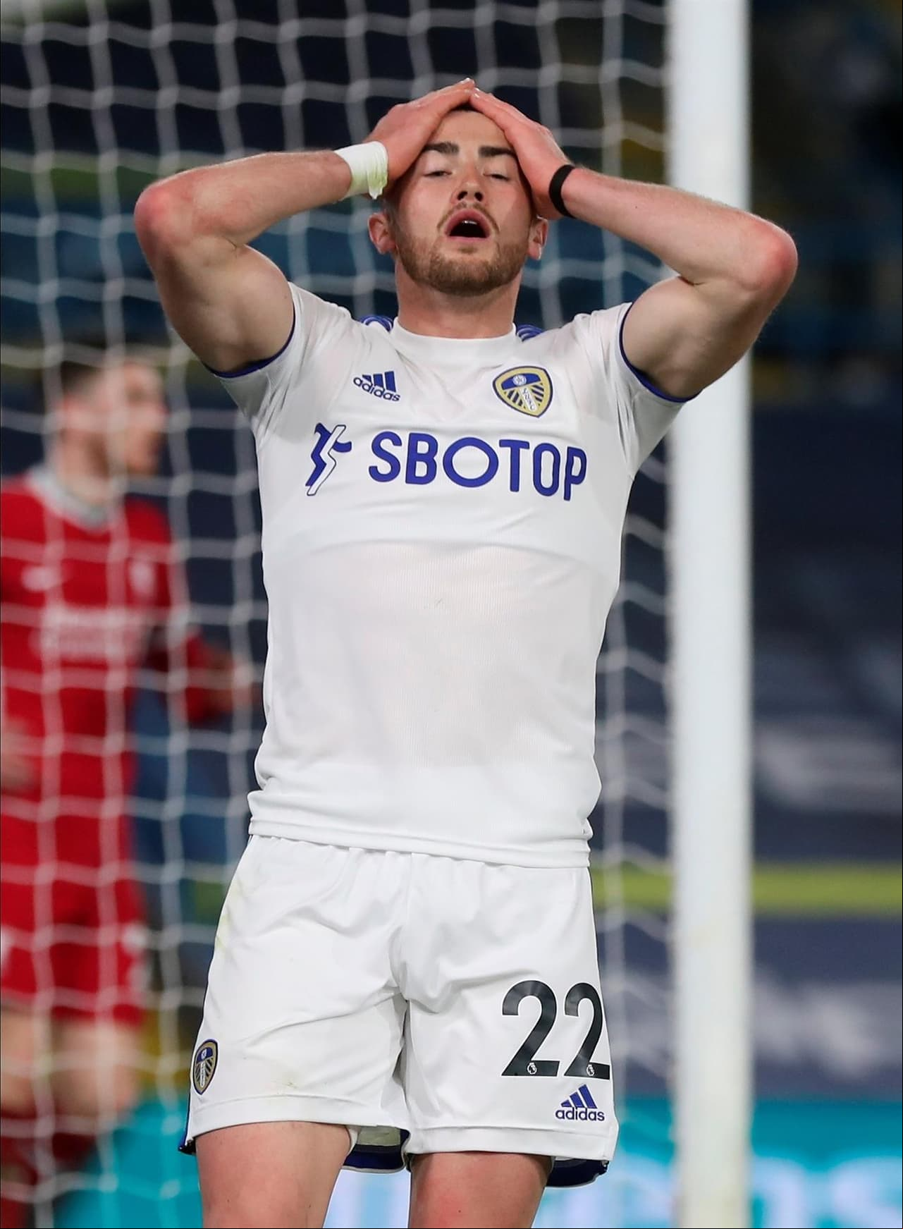 Leeds le empata de último minuto al Liverpool durante la Jornada 32 de la Premier League. Los jugadores del equipo local recibieron con un mensaje fuerte a los 'Reds', pues utilizaron una playera con la leyenda 'Earn it', gánatelo en español y 'Football is for the Fans', el futbol es para los fanáticos, como reacción a la creación de la Superliga europea.