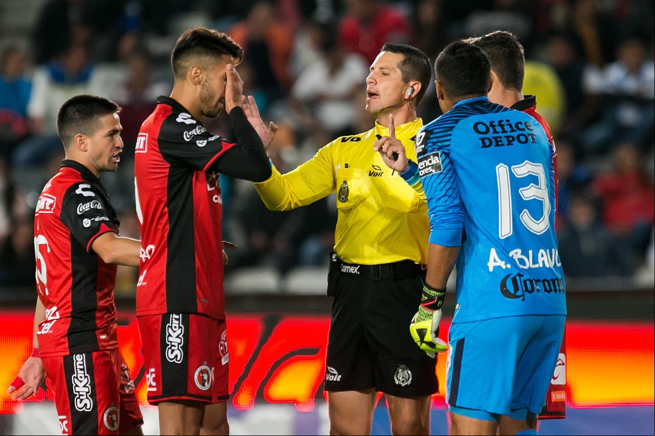 Ya en la segunda mitad, la frustración de Xolos quedó de manifiesto. Constantes reclamos al cuerpo arbitral y fallas de concentración fueron la constante.
