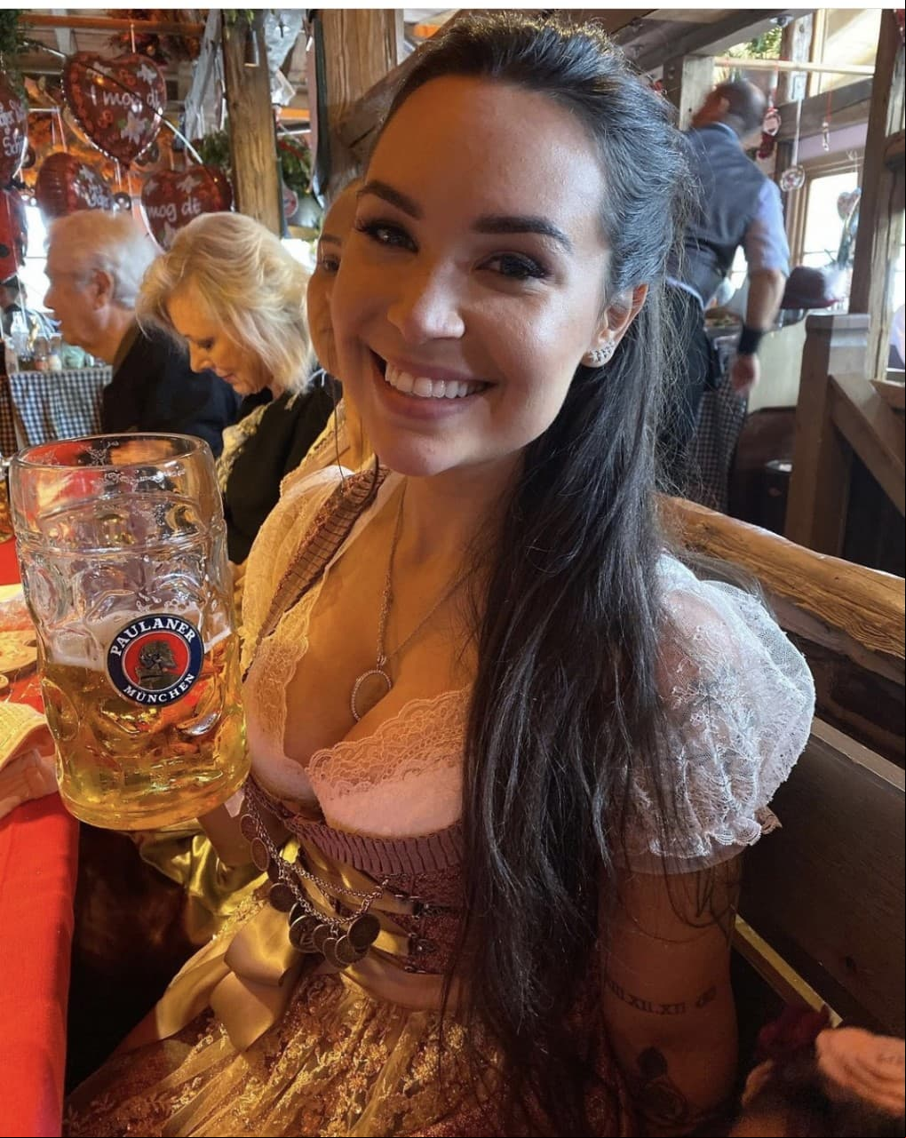 Su matrimonio con Coutinho le ha ayudado a crecer mucho en redes sociales, actualmente ya supera los 850 mil seguidores.