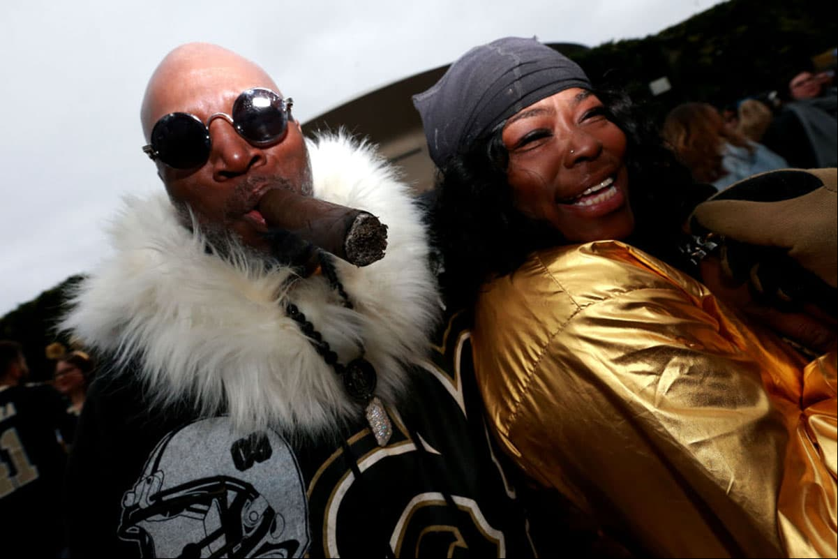 Los fanáticos de los Saints antes del duelo contra Eagles se vistieron con los colores de su equipo.