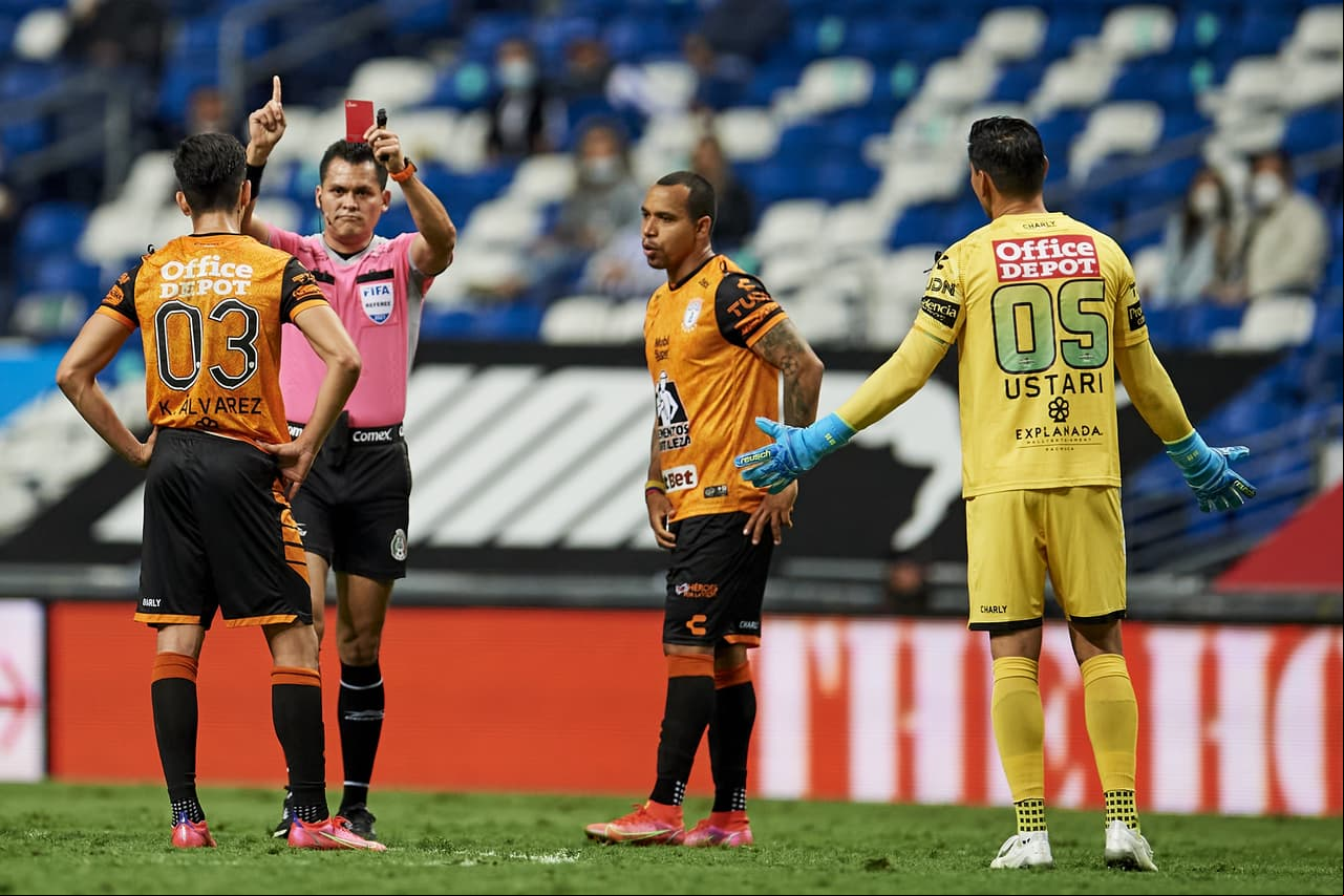 Pérez Durán corrigió una tarjeta roja injusta Kevin Álvarez.
