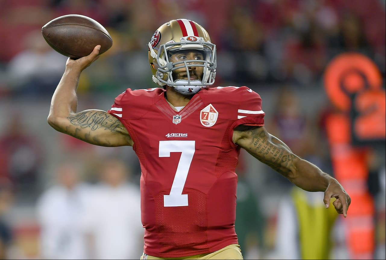 Colin Kaepernick protestó durante el himno de Estados Unidos por el trato a minorías 