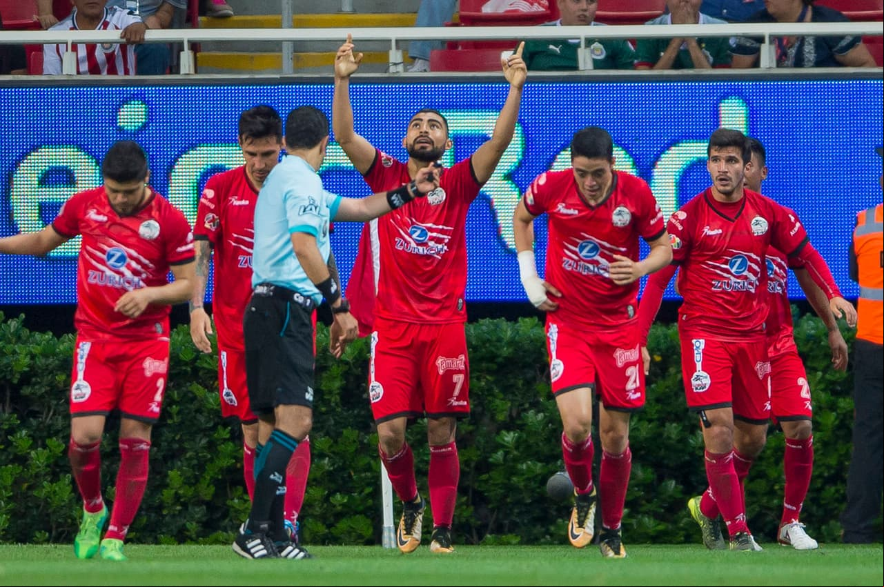 Lobos BUAP sacó un triunfo de oro en su visita al Estadio Chivas gracias a un golazo de Amaury Escoto al final del encuentro.