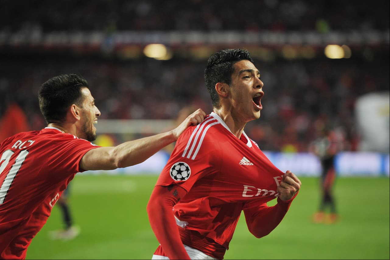 LISBON, PORTUGAL - APRIL 13: Raul Jiménez of SL Benfica celebrates after scoring the first goal against FC Bayern Muenchen during the UEFA Champions league Quarter Final Second Leg match between SL Benfica and FC Bayern Muenchen at Estadio da Luz on April 13, 2016 in Lisbon, Portugal. (Photo by Octavio os/Getty Images)