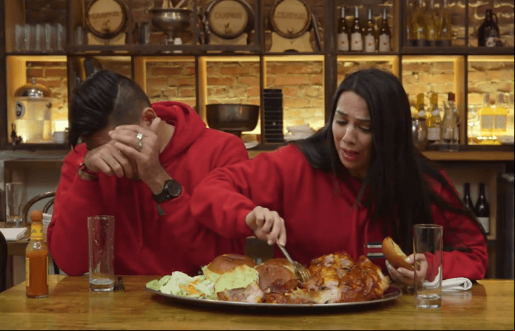 Las tres parejas participantes de la Carrera de la Copa Oro disfrutaron de un platillo típico de Cleveland, una cabeza de cerdo rostizada, en uno de sus retos para ganar el gran premio.