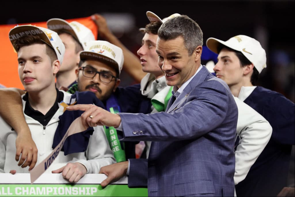 Los Virginia Cavaliers conquistaron el primer Campeonato Nacional luego de derrotar por 85-77 a los Texas Tech Red Raiders en la Final del NCAA Tournament y así festejaron los aficionados, jugadores y entrenadores, en cabezados por el head coach Tony Bennett.