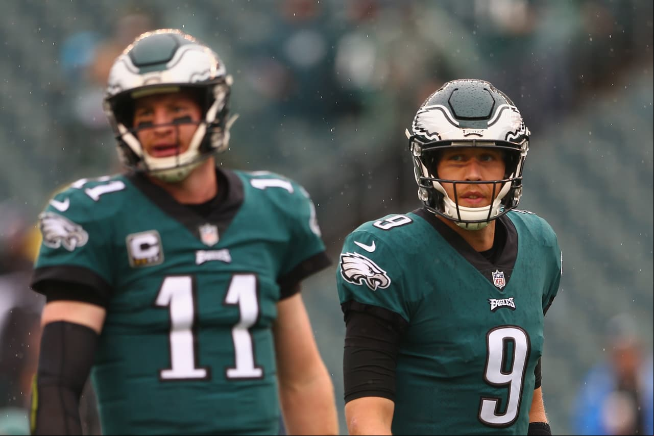 Wentz y Foles previo a un juego de Eagles.