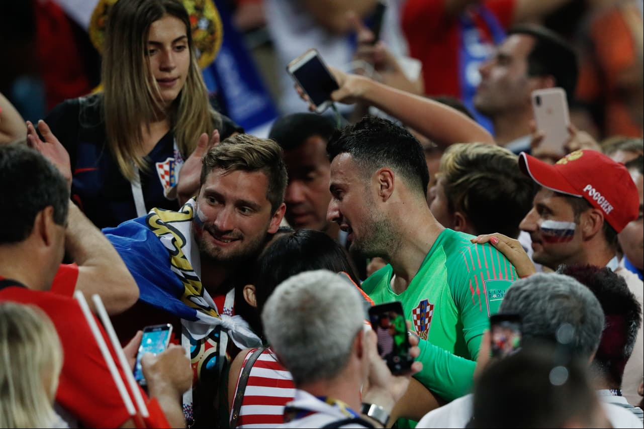 Hasta las tribunas llegó el arquero croata Danijel Subasic para celebrar la clasificación con sus fanáticos y compatriotas.