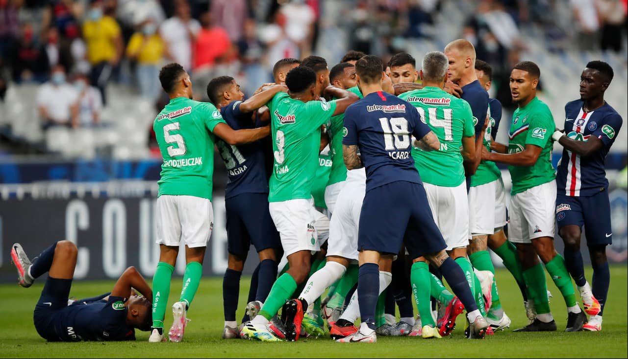 PSG ganaba por la mínima St Etienne por la Copa de Francia. Perrin entró fuerte sobre el pie derecho del francés cuando PSG se lanzaba al ataque. Se armaba la bronca en el terreno de juego y Perrin salió expulsado (31’). Kylian fue atendido dentro de la cancha y tuvo que dejar el partido entre lágrimas. Medios ses afirman que Mbappé sufrió un esguince en su tobillo derecho.