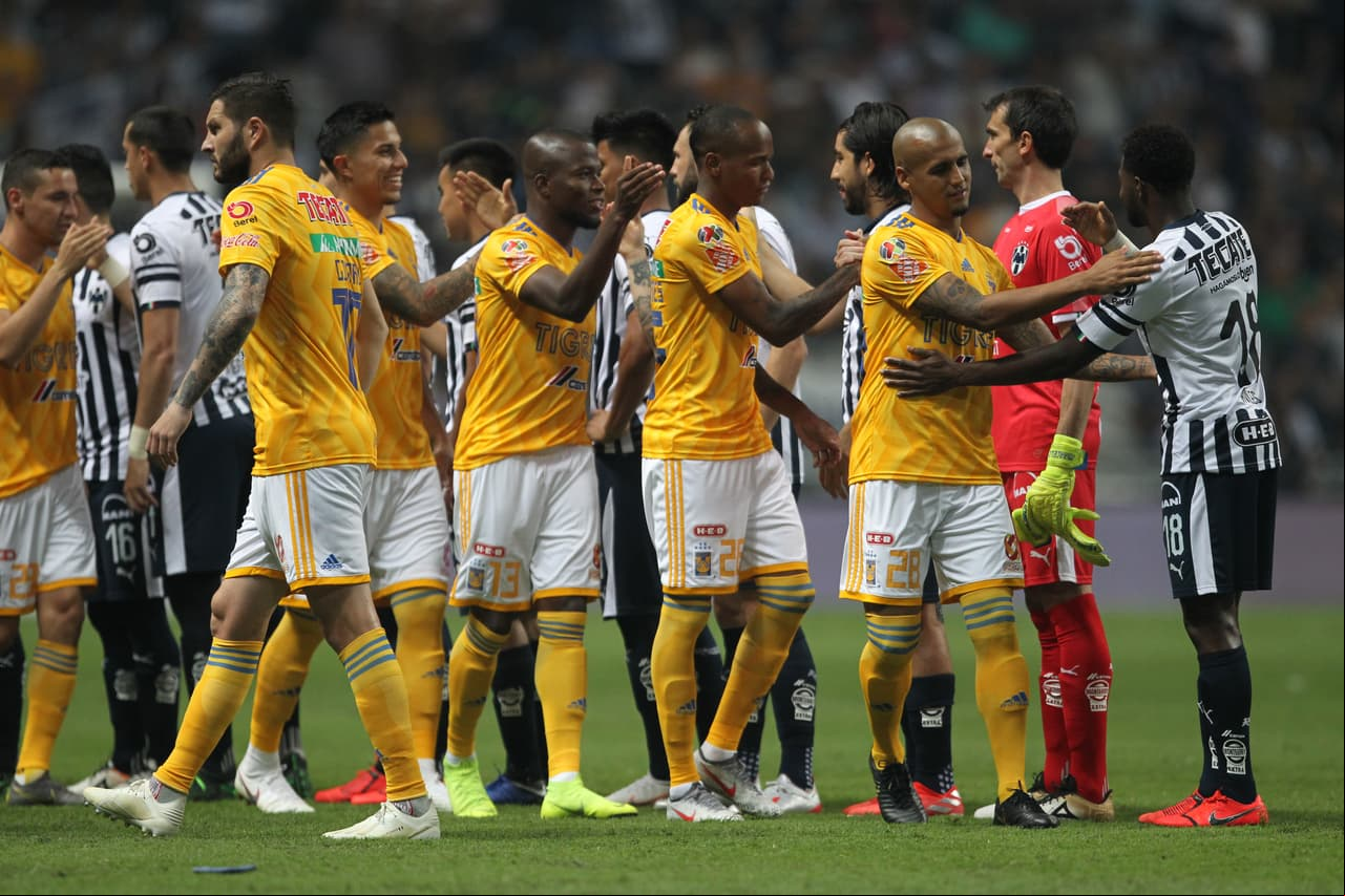 Mucha rivalidad entre ambos equipos pero con camaradería en el comienzo.
