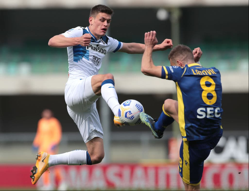 Con goles de Ruslan Malinovski y Duván Zapata, Hellas Verona cayó ante el Atalanta en casa y los de Gian Piero Gasperini se mantienen en cuarto lugar de la tabla en la Serie A.