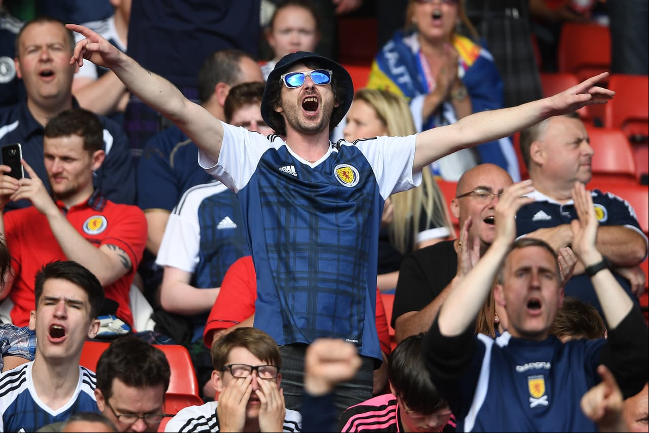 Los fanáticos de Escocia son muy fieles porque su selección, junto a la de Inglaterra, es la más antigüa del mundo al disputar en 1872 el primer partido internacional de la historia del fútbol.