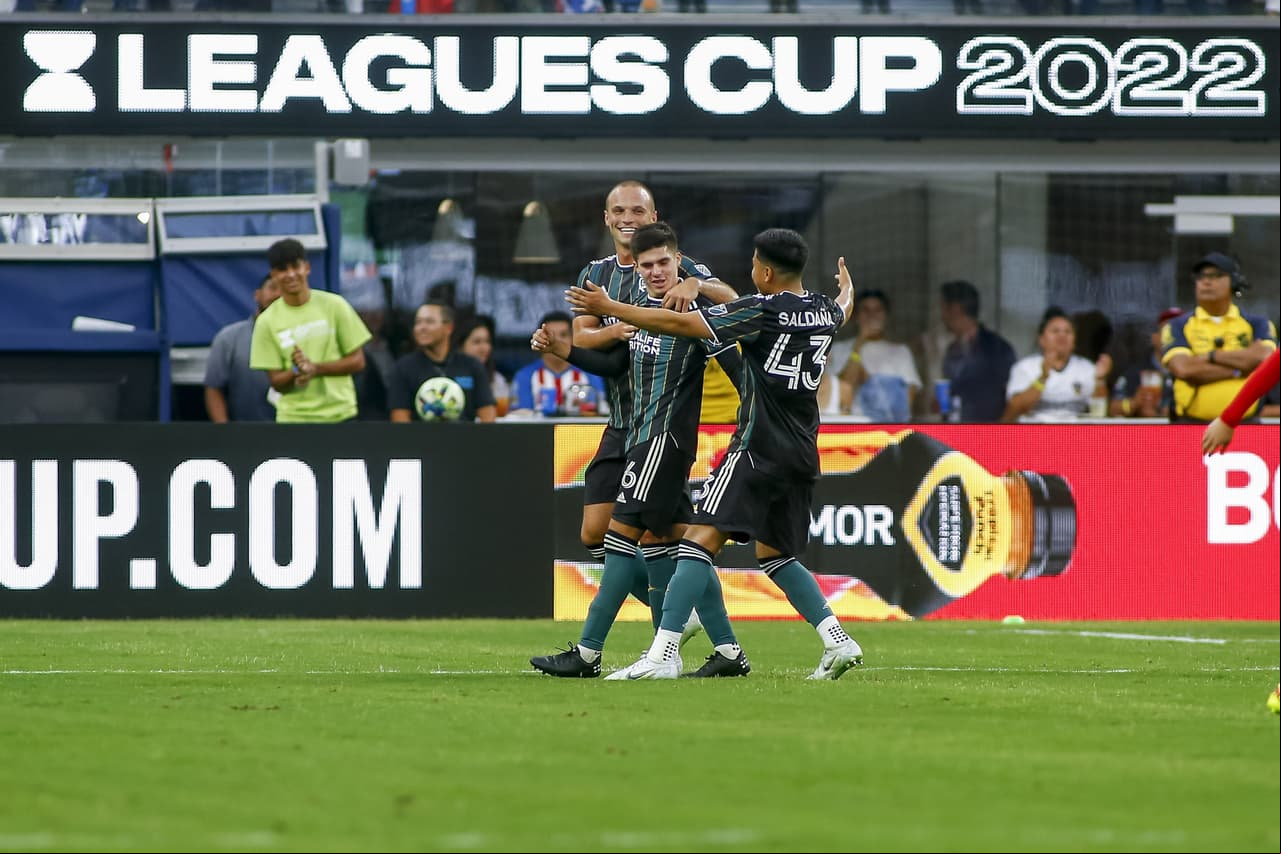 Chicharito y LA Galaxy confirmaron el mal momento de unas Chivas que siguen sin saber anotar y que otra vez se cansaron de fallar hasta que la defensa no pudo con la definición de Joveljic y un gran disparo de Pérez.