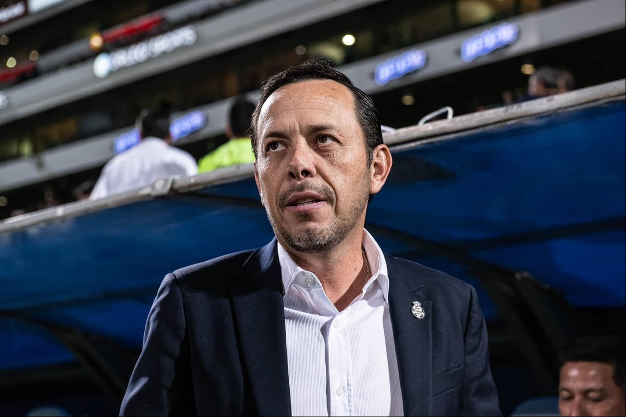 Con un "¡Fuera Fentanes!", afición de Santos pide a gritos la salida de su DT