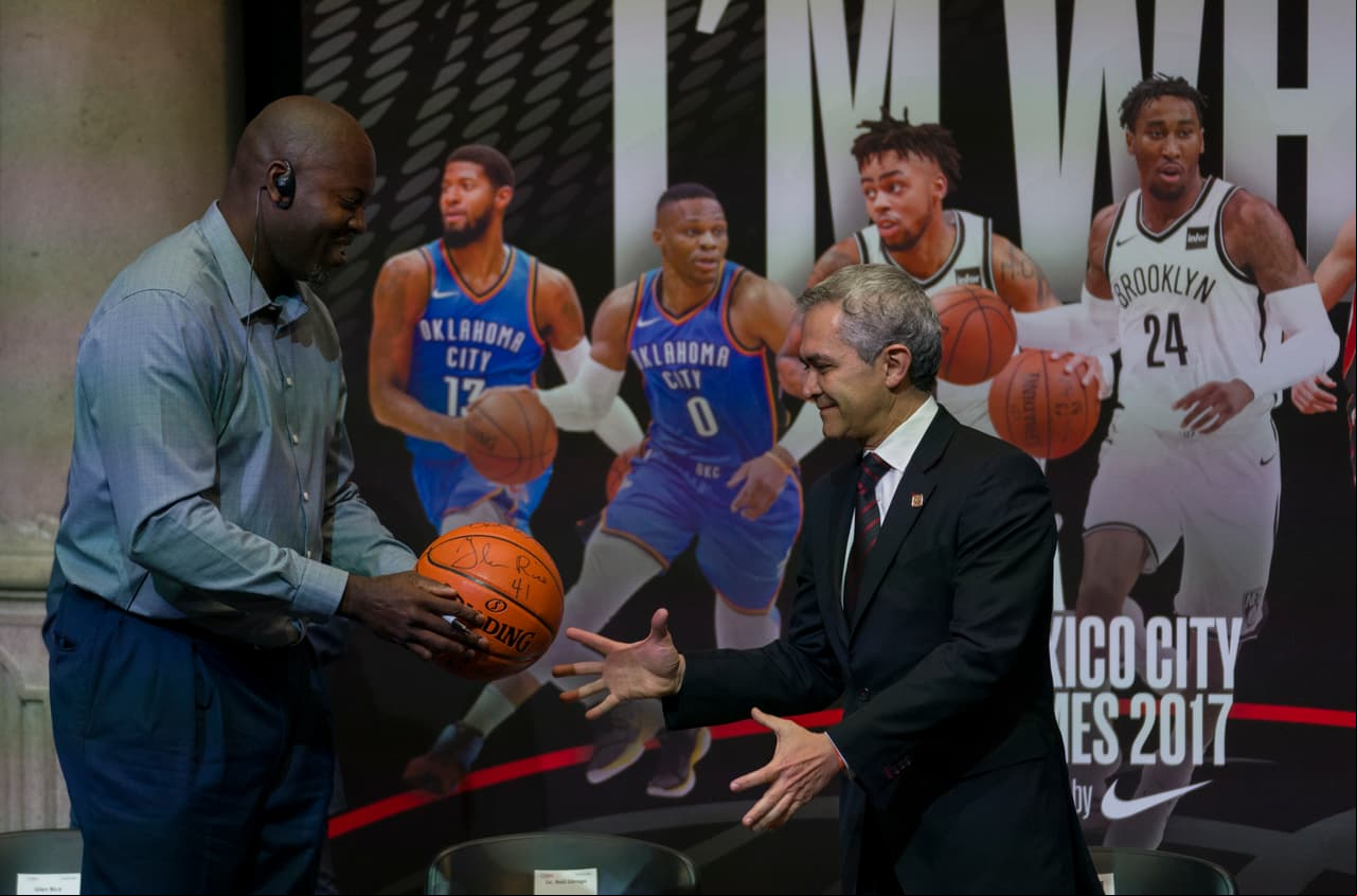 Desde muy temprano Rice tomó su lugar en un transporte especial donde se promocionaba los partidos de baloncesto.