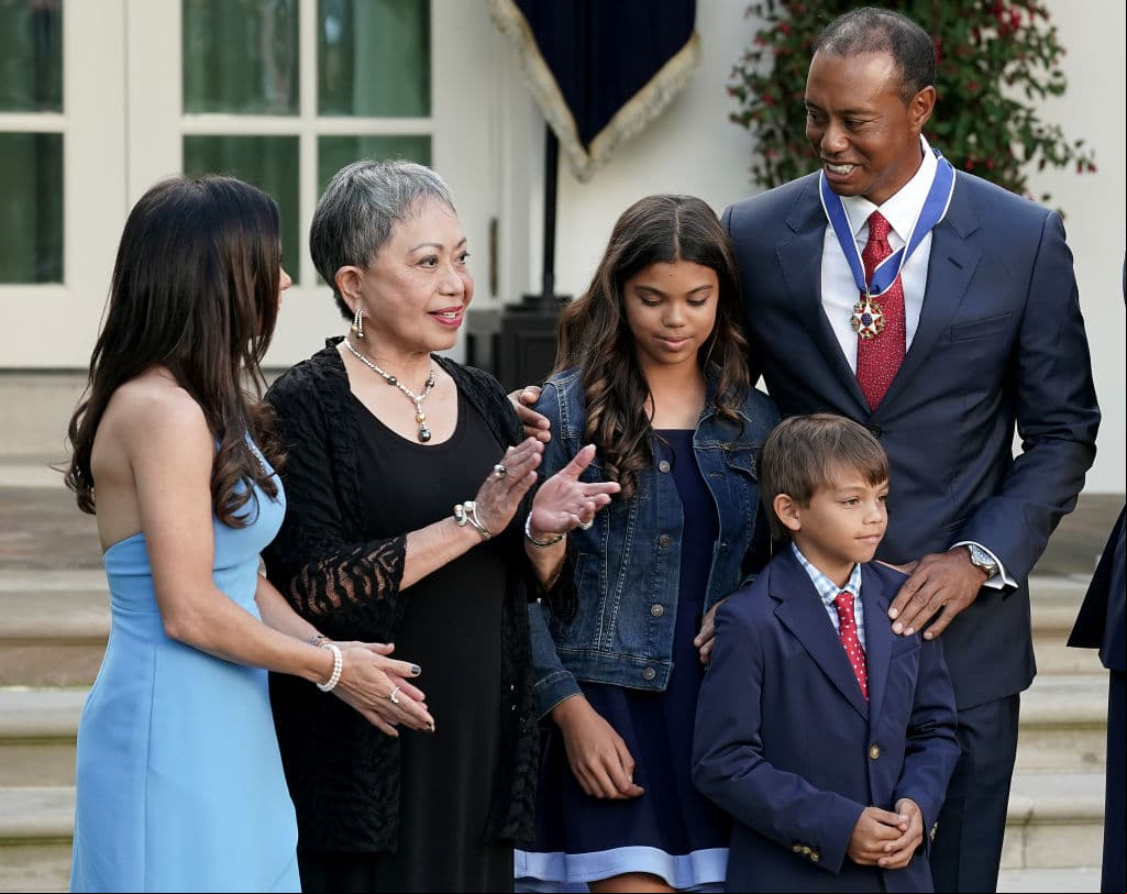 El Presidente de Estados Unidos de América Donald Trump entregó este lunes al golfista Tiger Woods la Medalla Presidencial de la Libertad, el mayor reconocimiento civil en EEUU, situación que ha generado controversia sobre si entra en juego la predilección del Mandatario por el golf y en coincidencia con el logro de Woods al ganar la edición 2019 del Masters, por encima de otros candidatos más prototípicos para adjudicarse la presea. Estas son las imágenes de la ceremonia.