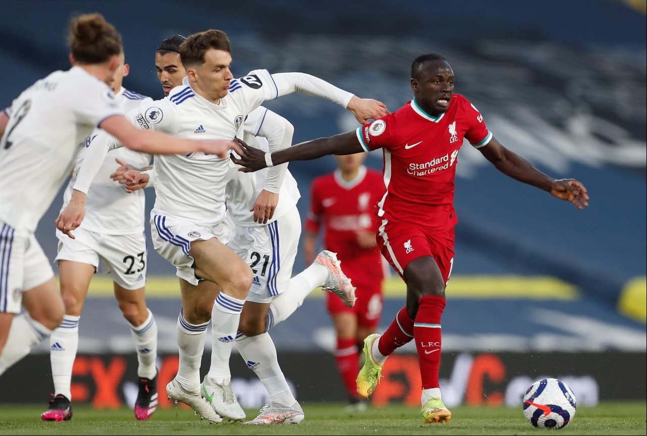Leeds le empata de último minuto al Liverpool durante la Jornada 32 de la Premier League. Los jugadores del equipo local recibieron con un mensaje fuerte a los 'Reds', pues utilizaron una playera con la leyenda 'Earn it', gánatelo en español y 'Football is for the Fans', el futbol es para los fanáticos, como reacción a la creación de la Superliga europea.