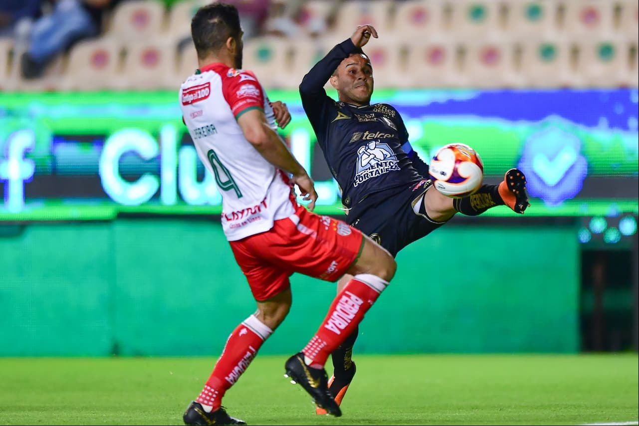 Con goles de Joel Campbell, Santiago Colombatto y Ángel Mena, León consigue un urgido triunfo 3-1 sobre Necaxa y se acerca a los puestos de liguilla. Necaxa es el peo equipo del torneo con 7 unidades.