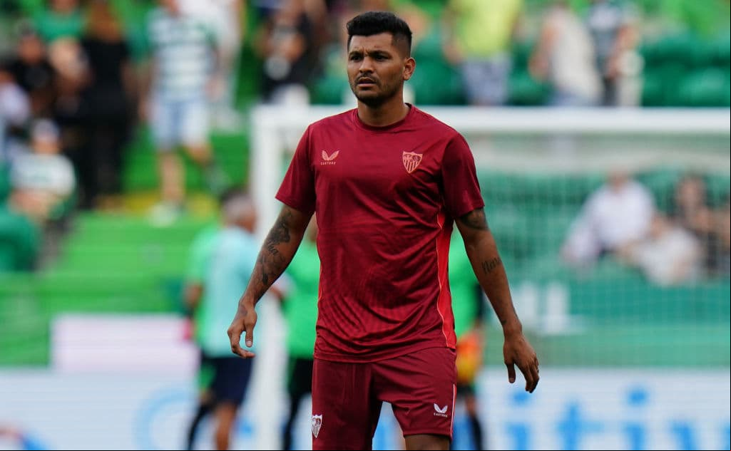 Jesús ‘Tecatito’ Corona marcó el único gol de Sevilla en el empate 1-1 ante el Sporting de Lisboa en un partido disputado en el Estadio José Alvalade de Portugal. Luego, en los penales, el club andaluz que se quedó con el Trofeo Cinco Violines.