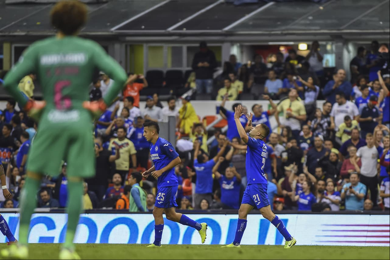 Mientras los jugadores de Cruz Azul gozaban cada gol, de los cinco que recibió Ochoa, el guardameta azulcrema lamentaba la goleada de su equipo.