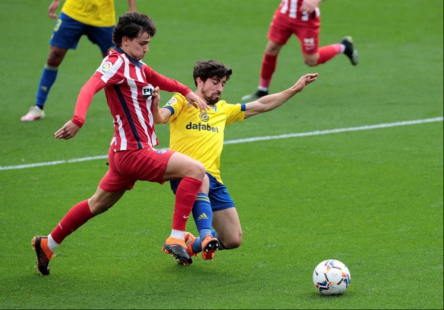 Atlético de Madrid sigue como líder de LaLiga tras vencer 4-2 al Cádiz. Con doblete de Luis Suárez y goles de Ñiguez y Koke, los 'Colchoneros' se llevan el triunfo; Álvaro Negredo anotó los dos goles para los locales; el mexicano Héctor Herrera entró de cambio al 84'.