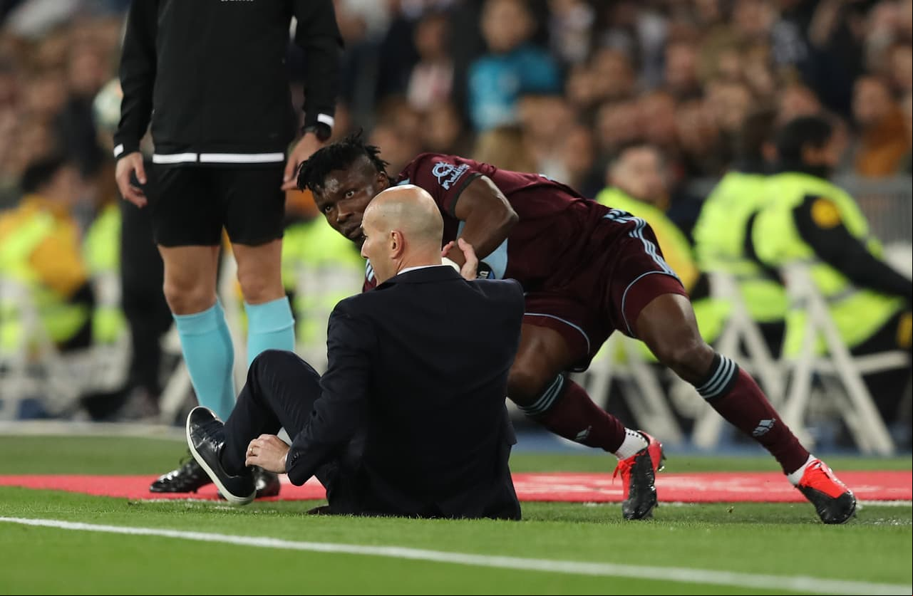 Así terminó Zinedine Zidane en el campo tras un incidente con un jugador del Celta de Vigo.