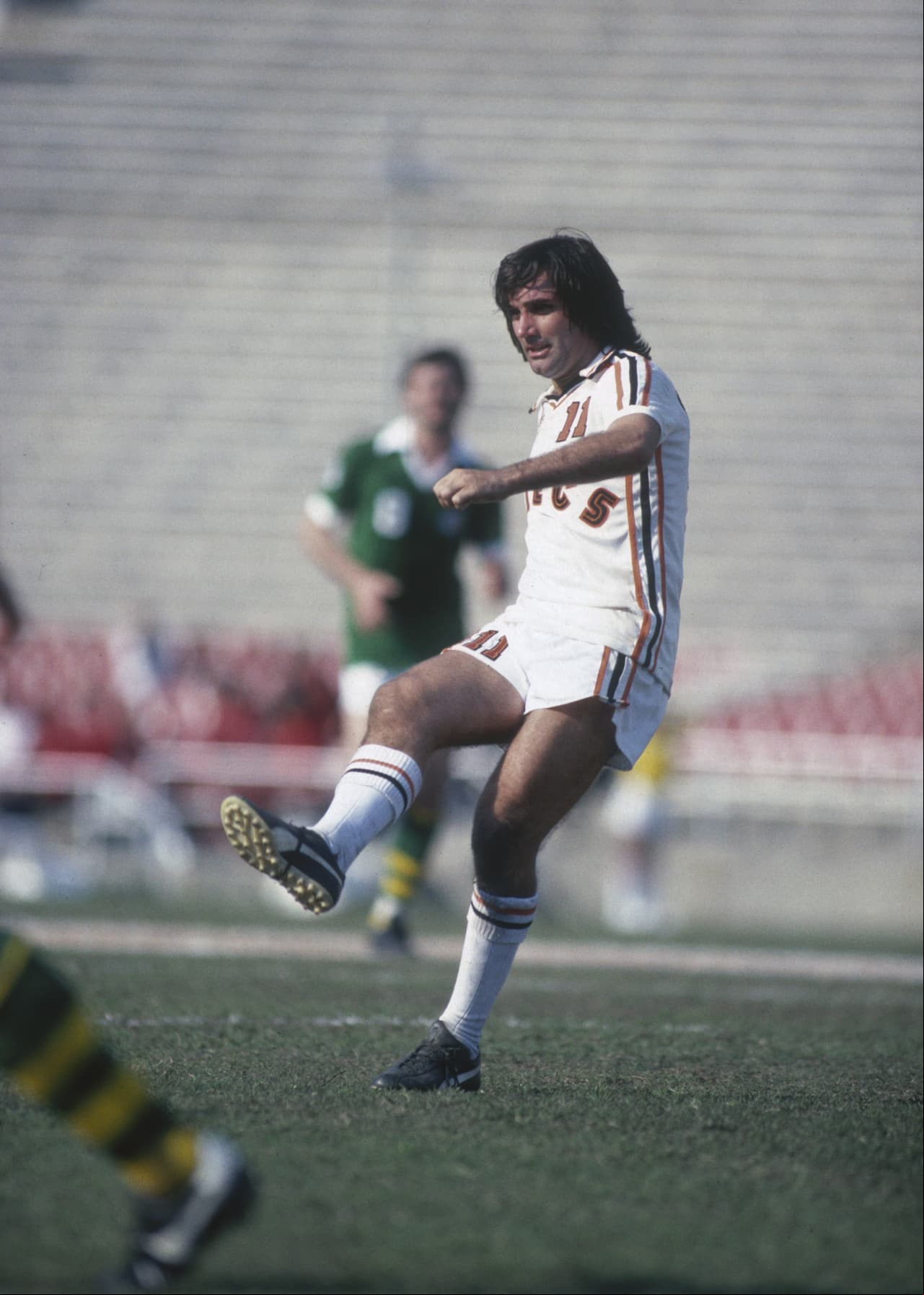 El norirlandés George Best fue una figura en cancha del Manchester United en los años 60 y 70, pero fuera de ella tuvo muchos problemas de alcohol y drogas.