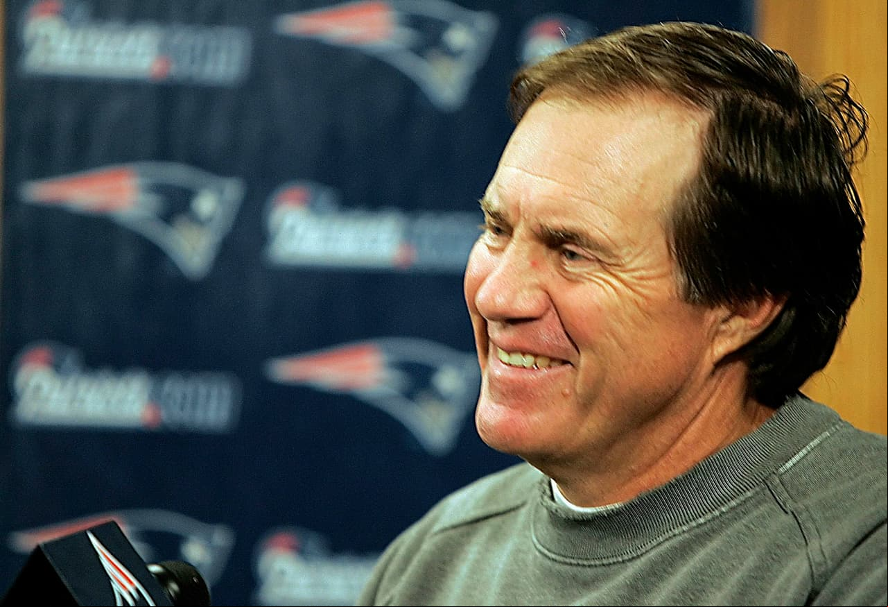 "In Bill we trust"
<br>- Consta en una de las frases favoritas por los aficionados de los Patriots. Cuando ha tomado decisiones controversiales, siempre las ha resuelto.
<br>- Ahora veremos que plan tiene para continuar con su éxito en New England sin Brady.
<br>- Es muy raro verlo sonreir como en esta imagen, pero es una muestra de que también sabe hacerlo.