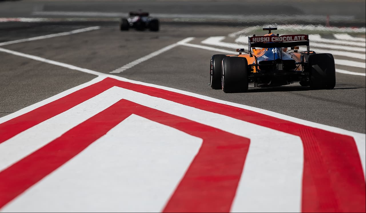 Este viernes el Gran Premio de Bahréin dio inicio con sus primeras dos sesiones de prácticas en las que los autos de Ferrari conducidos por Sebastian Vettel y Charles Leclerc comandaron los tiempos haciendo el 1-2 en ambas, pero alternándose el primer lugar.