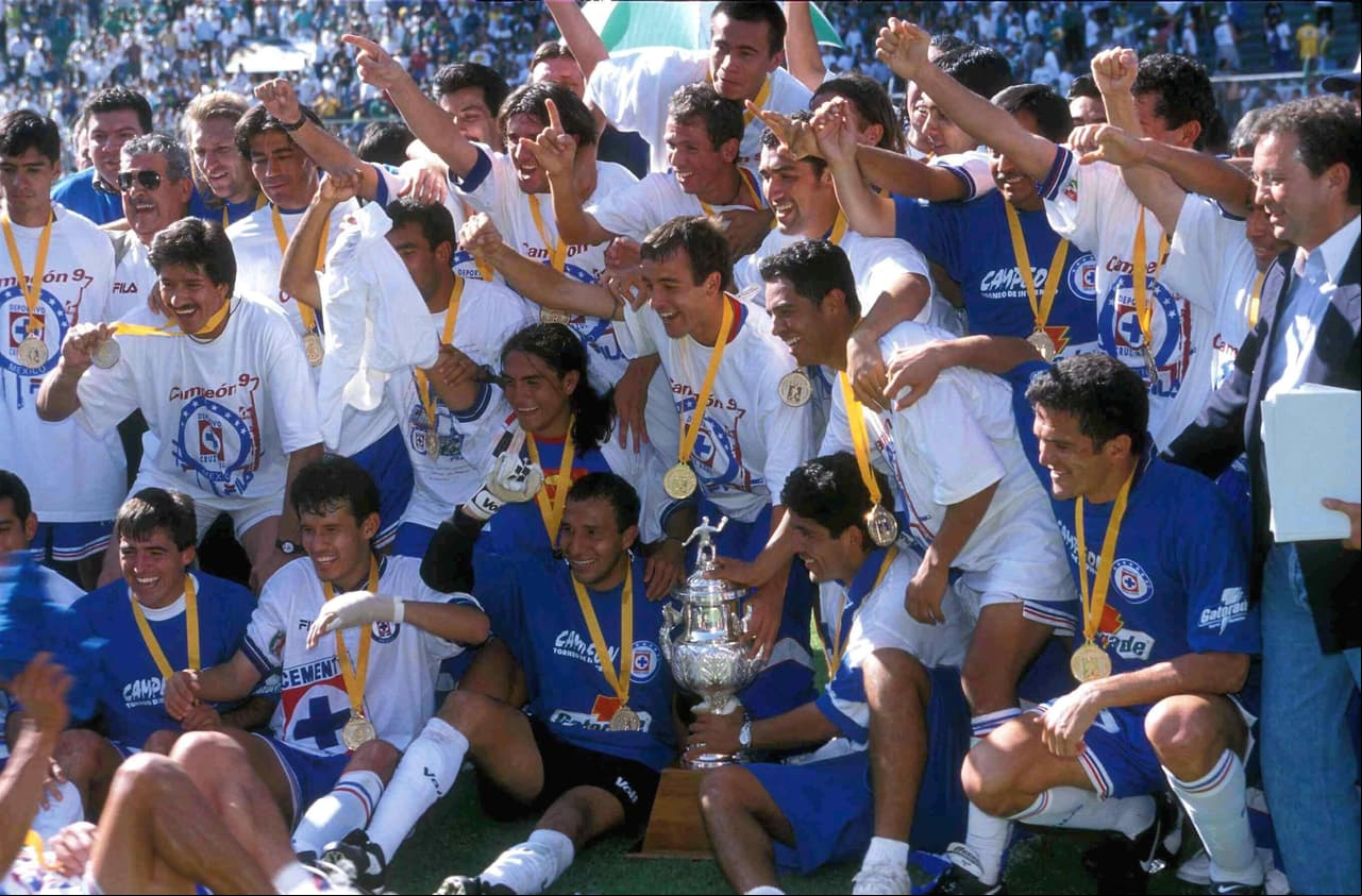 En 1997, el 'Conejo' celebró con Cruz Azul el título en la Liga MX, el más reciente de La Máquina hasta el momento. En 1996, ya había ganado la Copa México con este equipo.