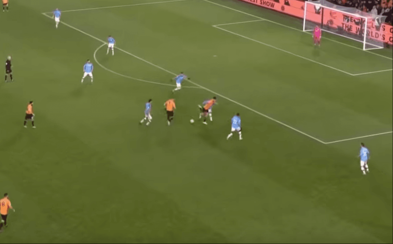 En el último partido del Wolverhampton en el Molineaux recibieron al Manchester City de Pep Guardiola como parte de la Jornada 19 en la Premier League y Jiménez puso esta asistencia de ‘taquito’ para que Matt Doherty liquidara el encuentro con el 3-2 a instantes del final.