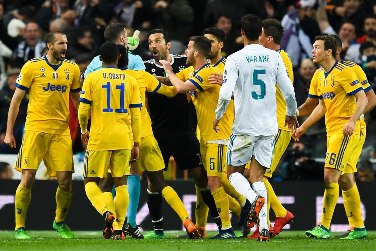 El portero italiano reclamó airadamente al árbitro Michael Oliver.