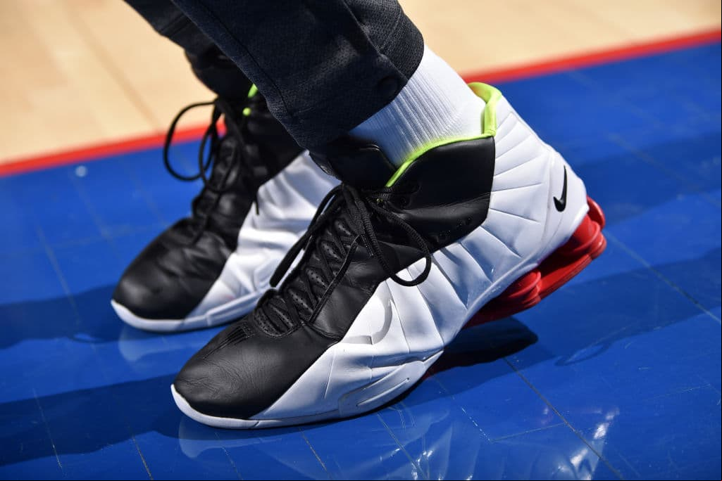 Compañero de Young, Vince Carter jugó con un diseño más clásico para el mejor básquetbol del mundo, una combinación de negro con blanco.