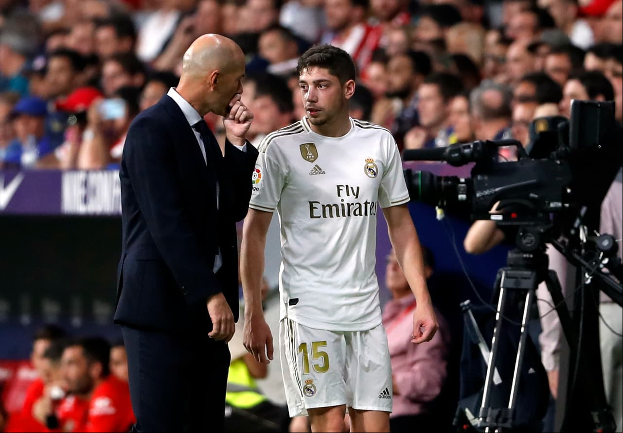 <b>Federico Valverde (Medio):</b> tiene un gran futuro por delante y comienza a dar muestra de su talento portando la camiseta del Real Madrid. El hispano-uruguayo es un recuperador nato pero tiene gran vocaci´ón ofensiva y es el ideal para adueñarse del mediocampo merengue. Cuenta con En julio cumplirá 22 años.