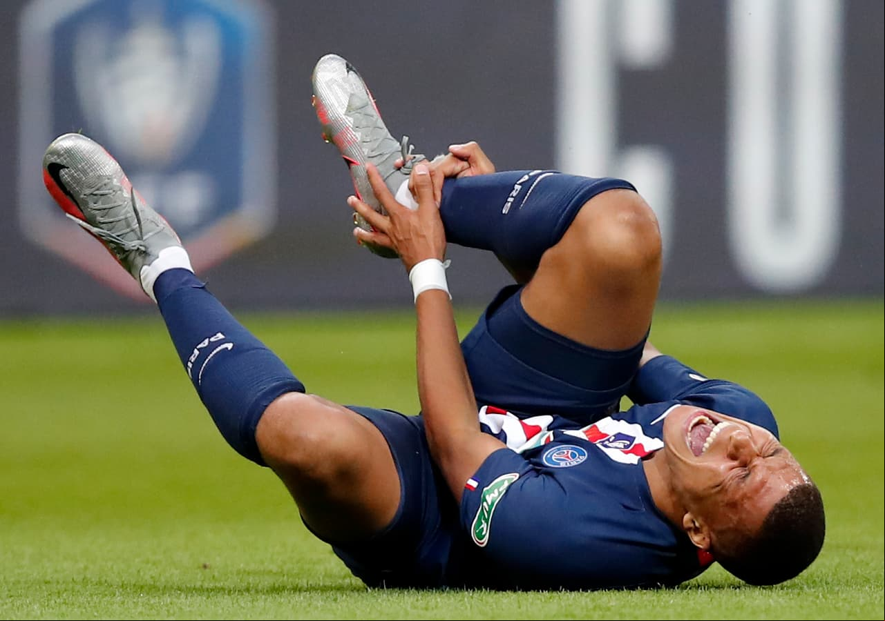 Medios ses afirman que Mbappé sufrió un esguince en su tobillo derecho.