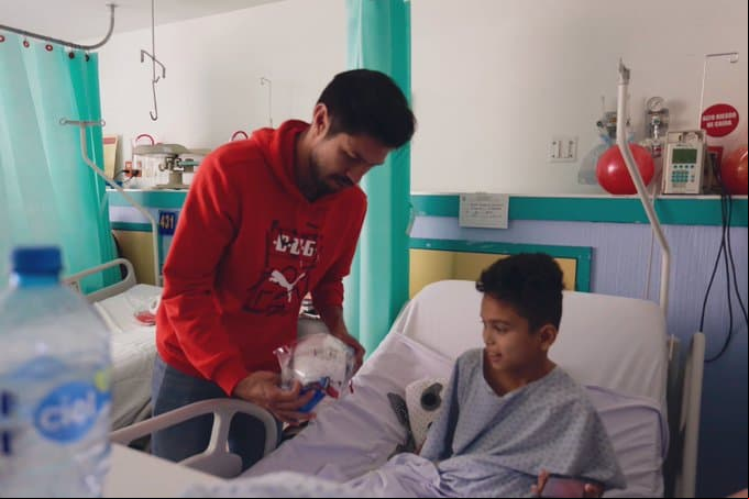 Amaury Vergara encabezó la visita de Chivas a los niños del Hospital Civil, en Guadalajara, durante el Día Internacional del Voluntariado