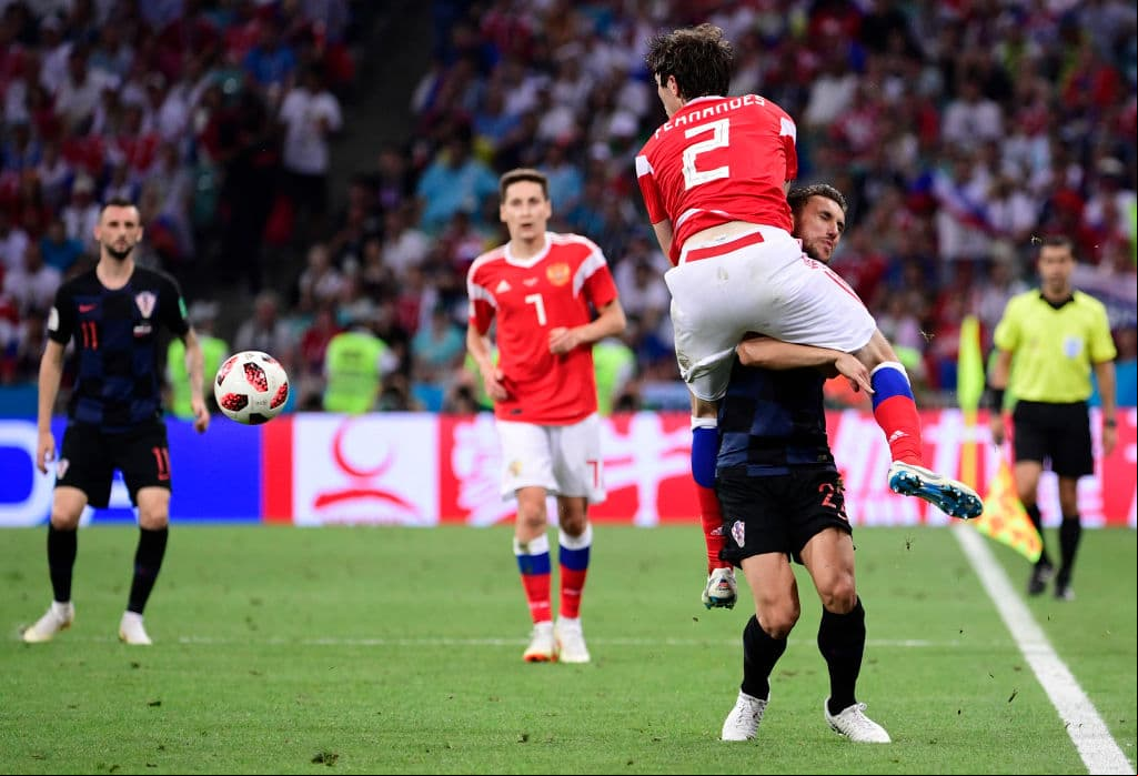 Debido a la rudeza del partido, a lo físico y disputado del cotejo en los 15 minutos finales, el desgaste empezó a pasarle factura a las dos oncenas. Esta imagen describe el tono del tramo final.