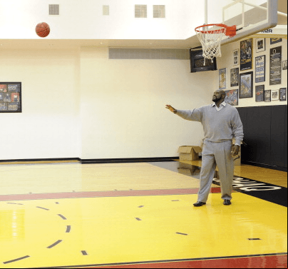La mansión de Shaquille O'Neal cuenta con su propia cancha de baloncesto.
