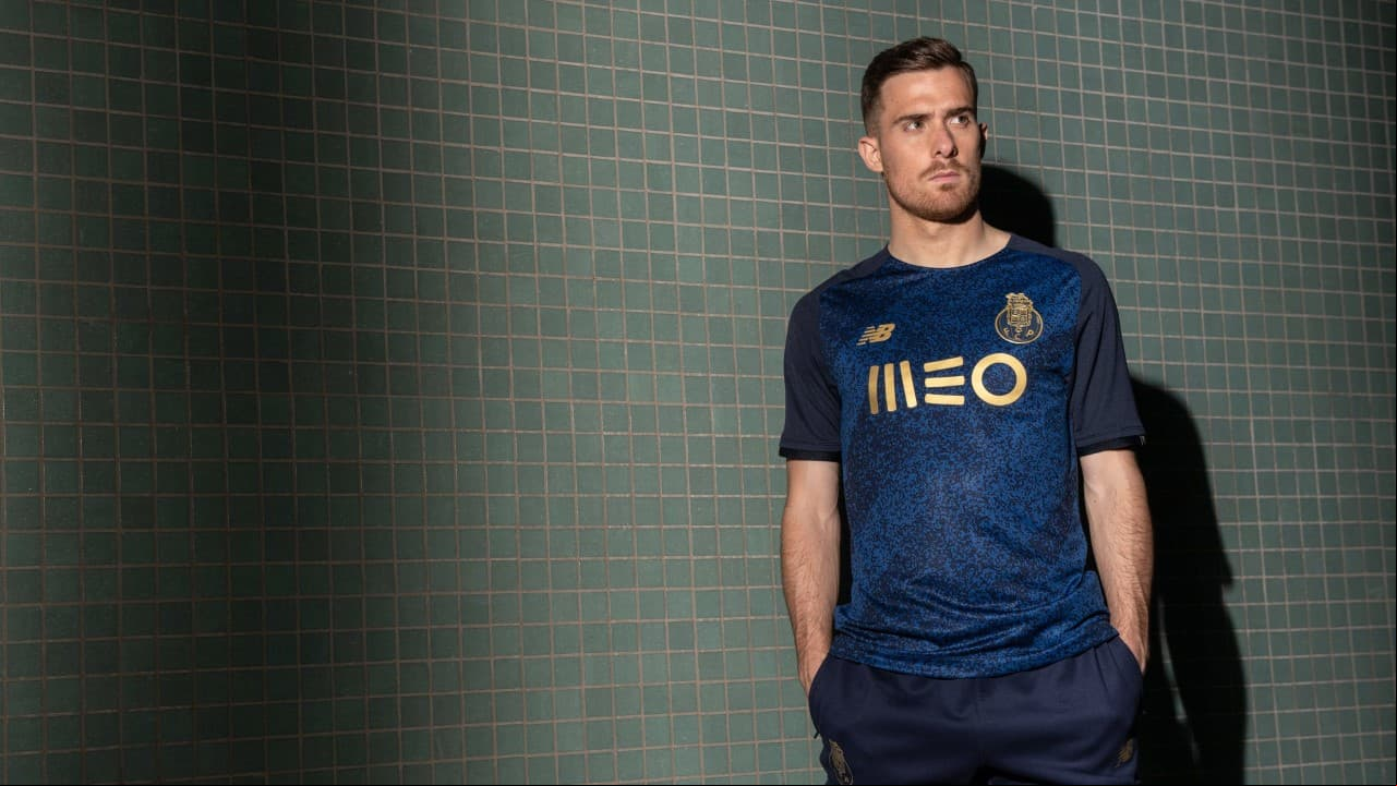 'Tecatito' Corona no aperece en la campaña publicitaria del nuevo Jersey del club y los rumores de su salida son cada vez más fuertes.
