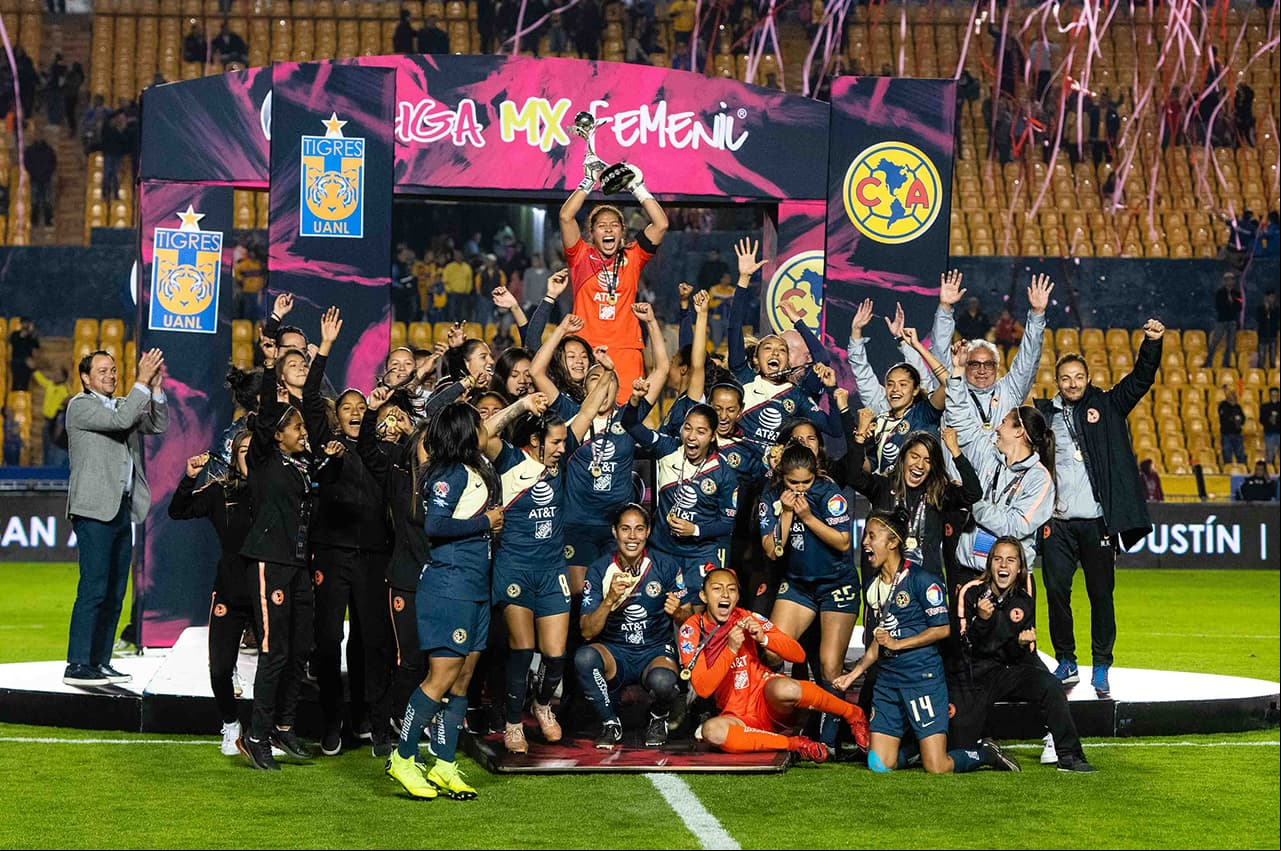 Las jugadoras del América celebran la conquista de la Liga MX Femenil en el Estadio Universitario de Monterrey luego de vencer 3-1 desde el punto penal a Tigres.