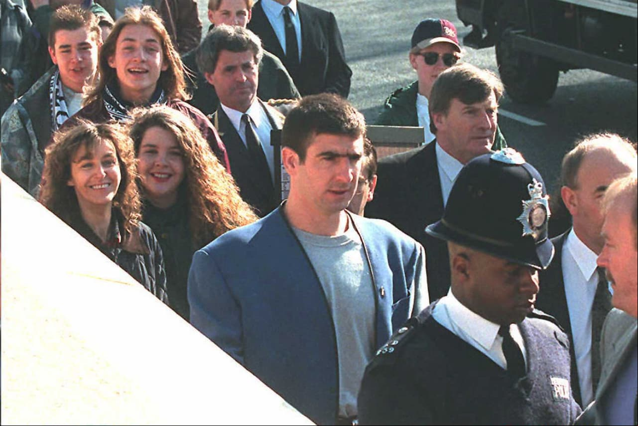 El francés Eric Cantona se caracterizó por sus problemas de orden público generados por consumo de alcohol en Inglaterra. No obstante, vivió un fuerte escándalo que lo llevó a la ley cuando pateó a un hincha del Crystal Palace que estaba en la tribuna. Fue condenado a dos semanas de cárcel que pagó con servicio comunitarrio.