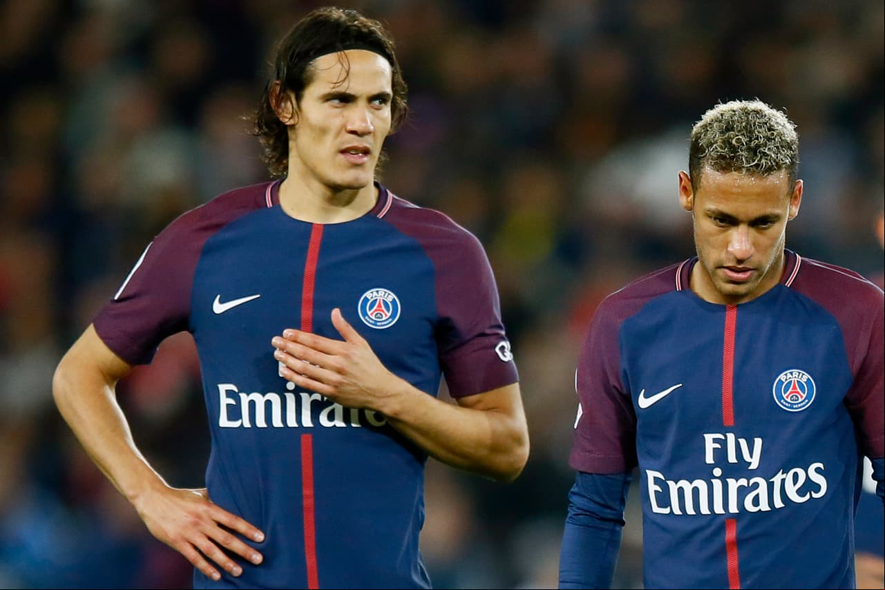 Los líos del brasileño ahora parecer ser al interior de su equipo, luego de que Edinson Cavani pidió patear un tiro libre, pero Dani Alves tomó el balón y al final terminó en manos de Neymar.