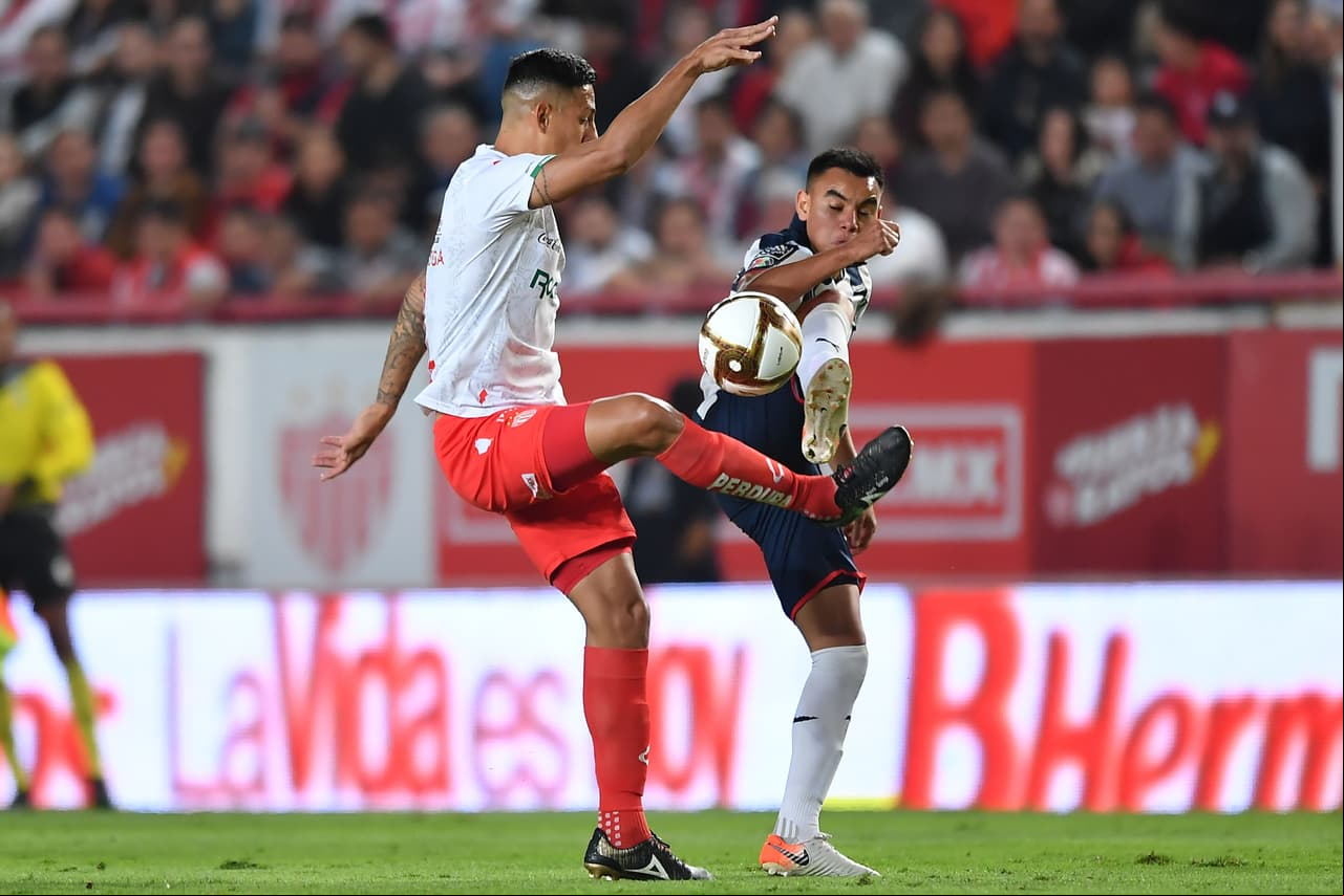 Necaxa buscaba asumir el control del juego pero Monterrey destruía todos los embates.