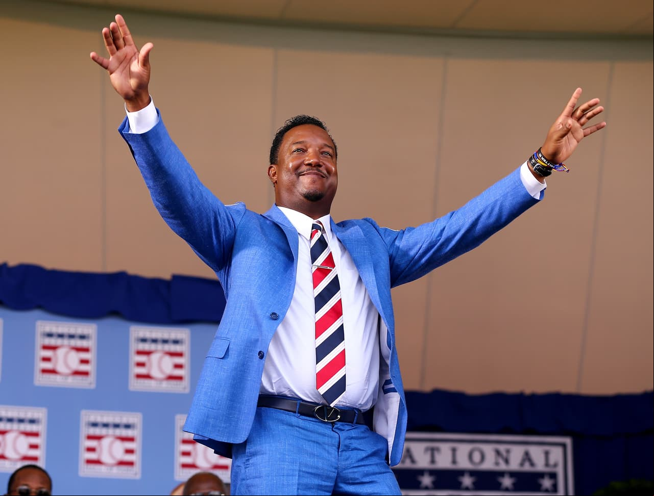La exaltación de Martínez fue como pocas vistas anteriormente en Cooperstown. Miles de dominicanos viajaron desde la isla caribeña, Nueva York y Massachusetts para llenar de música y color el ambiente de este pequeño pueblo. Después de hablar en inglés, el ex pelotero de 43 años cambió a español para dirigirse a sus fieles seguidores, que llevaban horas bajo el sol esperando por ver al que conocen simplemente como "Pedro".