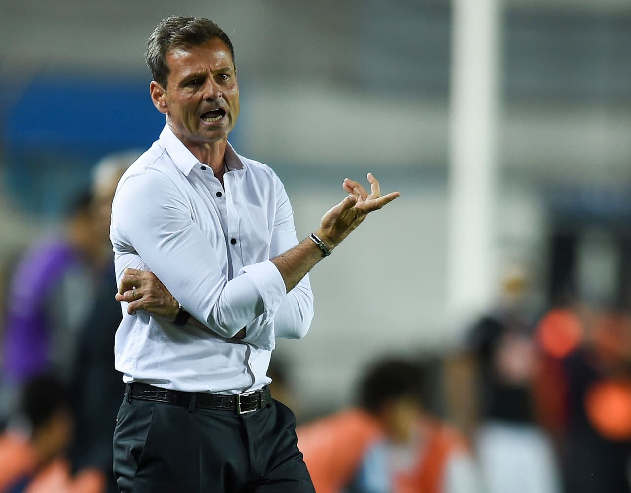 AVELLANEDA, ARGENTINA - NOVEMBER 01: Diego Cocca coach of Racing Club gestures during a second leg match between Racing Club and Libertad as part of the quarter finals of Copa CONMEBOL Sudamericana 2017 at Presidente Peron Stadium on November 01, 2017 in Avellaneda, Argentina. (Photo by Marcelo Endelli/Getty Images)
